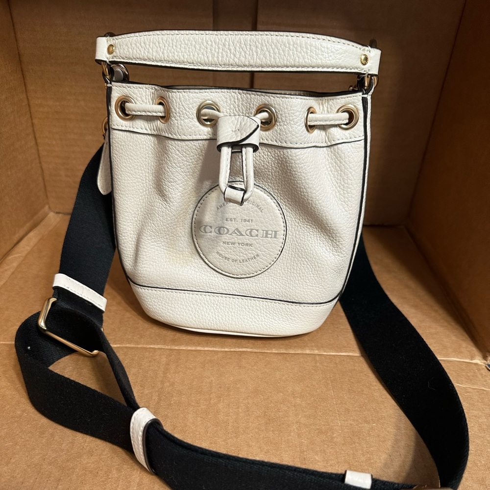 Coach mini bucket bag, Color is milk, all leather bag.